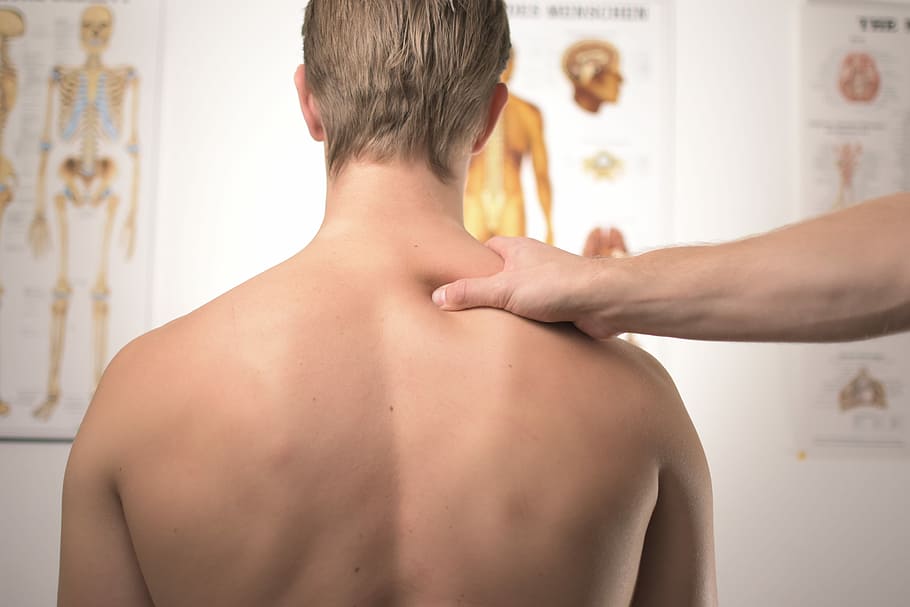 Une douleur à l'épaule pendant les pompes qui dure doit toujours être examiner par un spécialiste