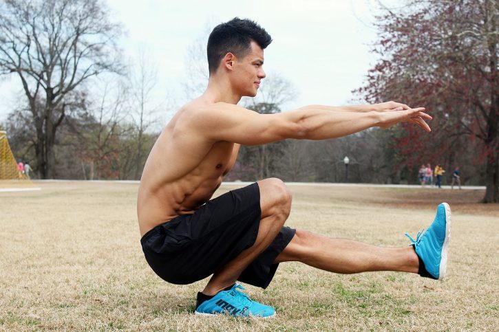 Passer du squat au pistol squat permet d'augmenter la charge sur un exercice de musculation au poids du corps.