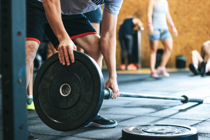 La musculation au poids du corps est efficace, mais il est plus simple de mettre en place une surcharge progressive en salle de sport
