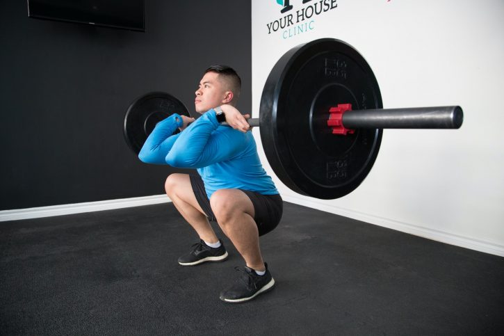 Le front squat permet de davantage sollicités les muscles des quadriceps pendant le squat 