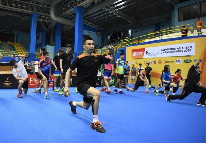 Faire des fentes ou des squats est courant chez les joueurs de badminton par exemple